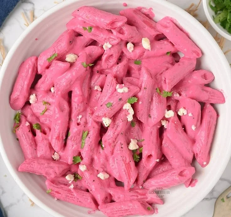 Rote Beete Pasta mit Rote Beete Sauce auf einem Teller angerichtet