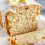 Saftiger veganer Zitronenkuchen mit Glasur auf einem weißen Teller