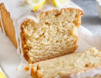 Saftiger veganer Zitronenkuchen mit Glasur auf einem weißen Teller