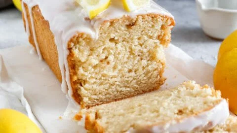 Saftiger veganer Zitronenkuchen mit Glasur auf einem weißen Teller