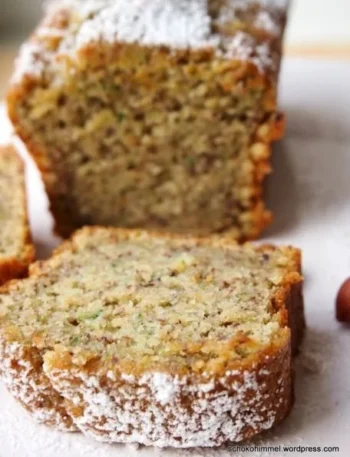 Saftiger Zucchini-Nuss-Kuchen, ideal für einen gesunden Snack oder Nachtisch.