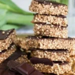 Salzige Erdnussbutter-Quinoa-Riegel mit Chia-Samen und Schokolade