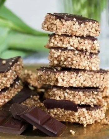 Salzige Erdnussbutter-Quinoa-Riegel mit Chia-Samen und Schokolade