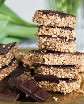 Salzige Erdnussbutter-Quinoa-Riegel mit Chia-Samen und Schokolade