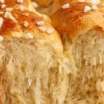 Veganes Brioche auf einem Teller, goldbraun und fluffig, ideal für Frühstück.