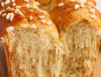 Veganes Brioche auf einem Teller, goldbraun und fluffig, ideal für Frühstück.