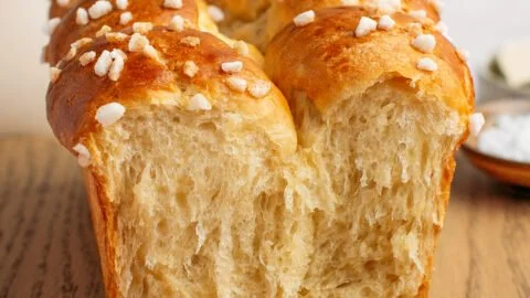 Veganes Brioche auf einem Teller, goldbraun und fluffig, ideal für Frühstück.