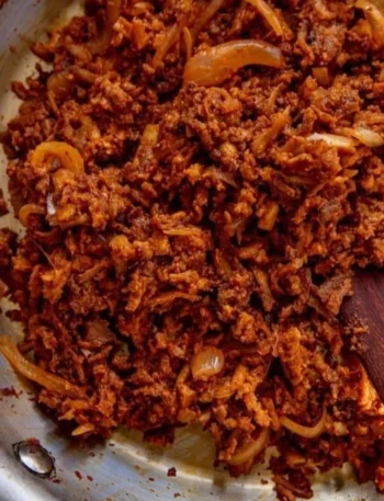 Leckere Tostadas mit frischen Zutaten und buntem Belag