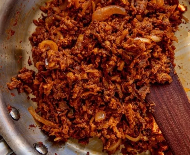 Leckere Tostadas mit frischen Zutaten und buntem Belag