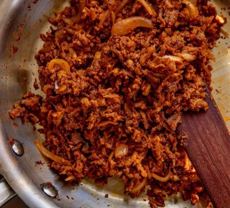 Leckere Tostadas mit frischen Zutaten und buntem Belag