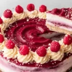 Vegane Baked Raspberry Cheesecake auf einem Teller serviert