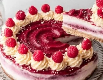 Vegane Baked Raspberry Cheesecake auf einem Teller serviert