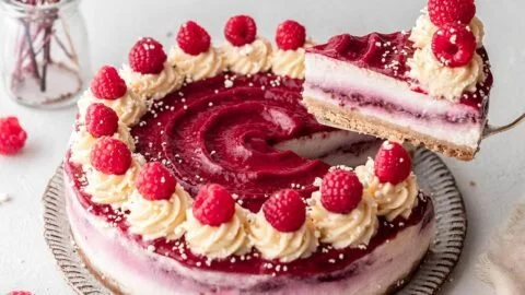 Vegane Baked Raspberry Cheesecake auf einem Teller serviert