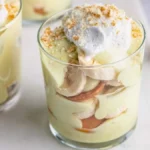Veganer Bananenpudding in einer Schüssel, dekoriert mit Bananenscheiben.