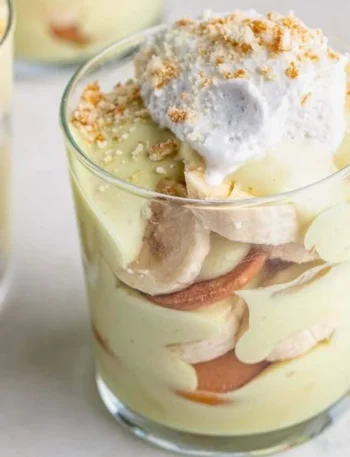 Veganer Bananenpudding in einer Schüssel, dekoriert mit Bananenscheiben.