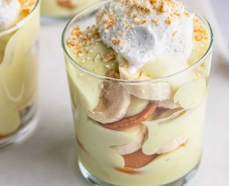 Veganer Bananenpudding in einer Schüssel, dekoriert mit Bananenscheiben.