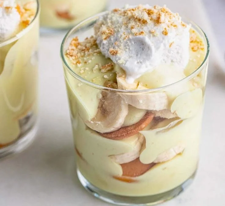 Veganer Bananenpudding in einer Schüssel, dekoriert mit Bananenscheiben.