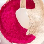 Vegane Beet Waffeln auf einem Teller mit frischen Früchten und Sirup