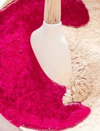 Vegane Beet Waffeln auf einem Teller mit frischen Früchten und Sirup