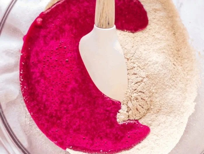 Vegane Beet Waffeln auf einem Teller mit frischen Früchten und Sirup