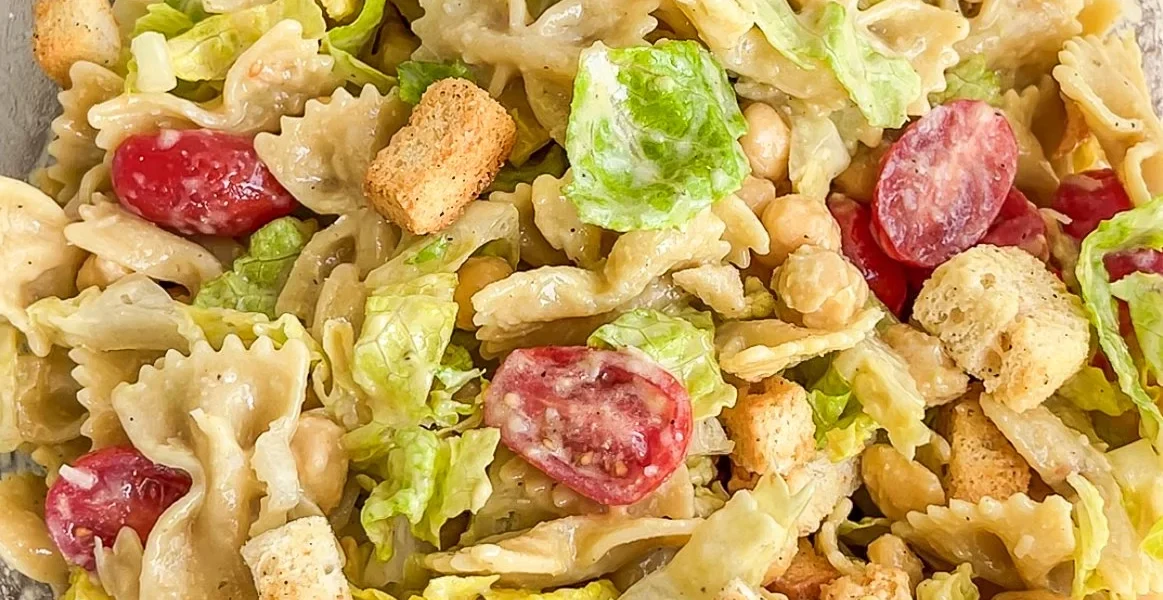 Veganer Caesar Pasta Salat mit frischem Gemüse und würziger Dressing