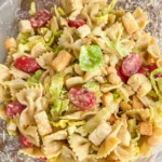 Veganer Caesar Pasta Salat mit frischem Gemüse und würziger Dressing