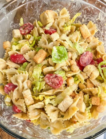 Veganer Caesar Pasta Salat mit frischem Gemüse und würziger Dressing