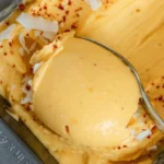 Veganes Chili Limette Mango Sorbet in einer Schale serviert.