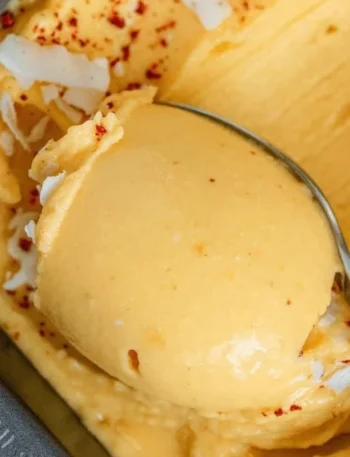 Veganes Chili Limette Mango Sorbet in einer Schale serviert.