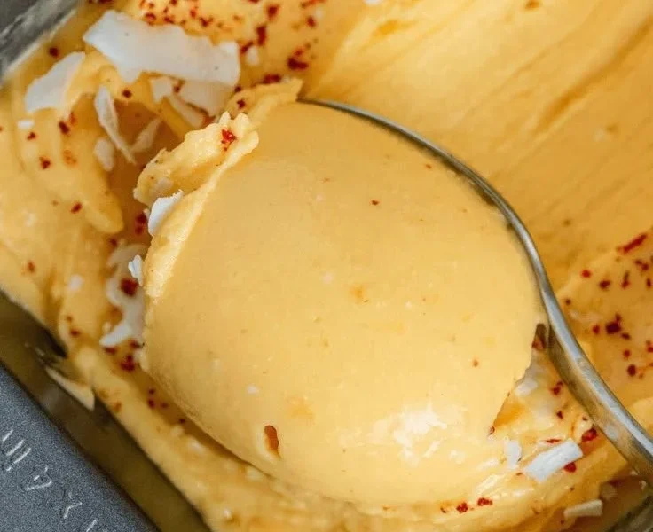 Veganes Chili Limette Mango Sorbet in einer Schale serviert.