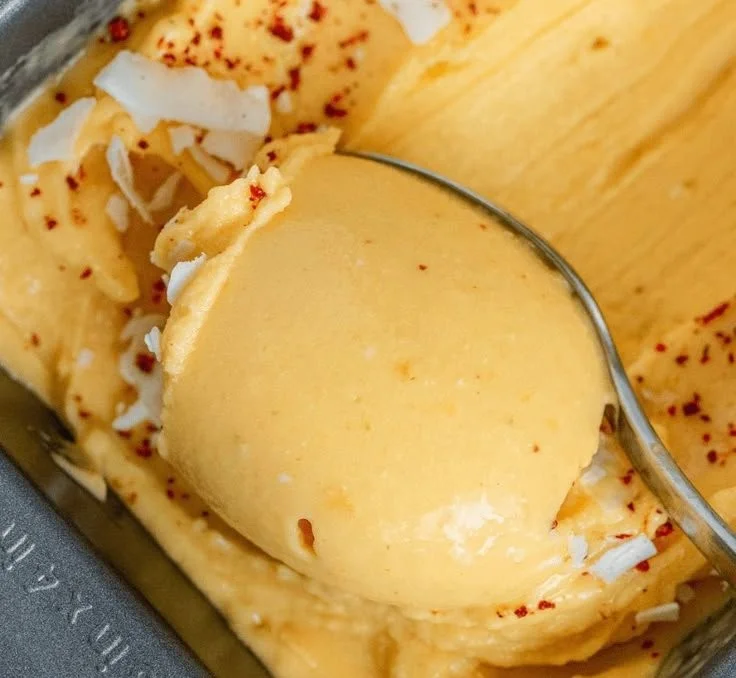 Veganes Chili Limette Mango Sorbet in einer Schale serviert.