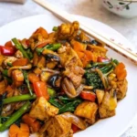 Veganes Chop Suey mit frischem Gemüse und Tofu in einer leckeren Soße