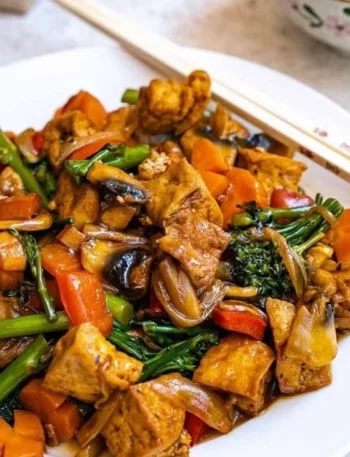 Veganes Chop Suey mit frischem Gemüse und Tofu in einer leckeren Soße