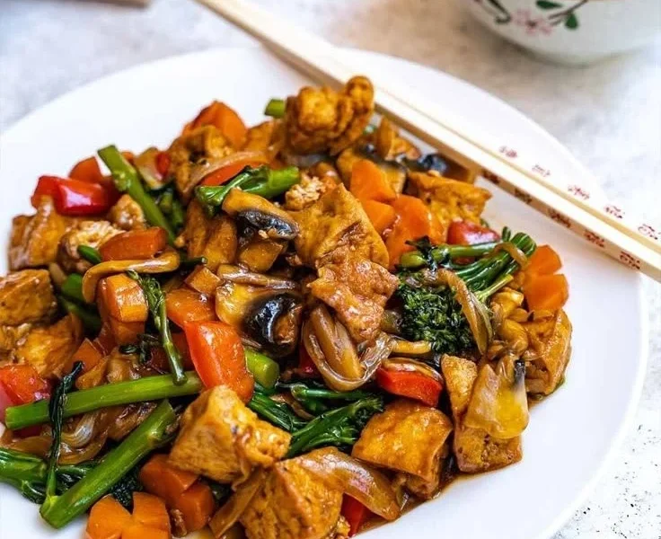 Veganes Chop Suey mit frischem Gemüse und Tofu in einer leckeren Soße