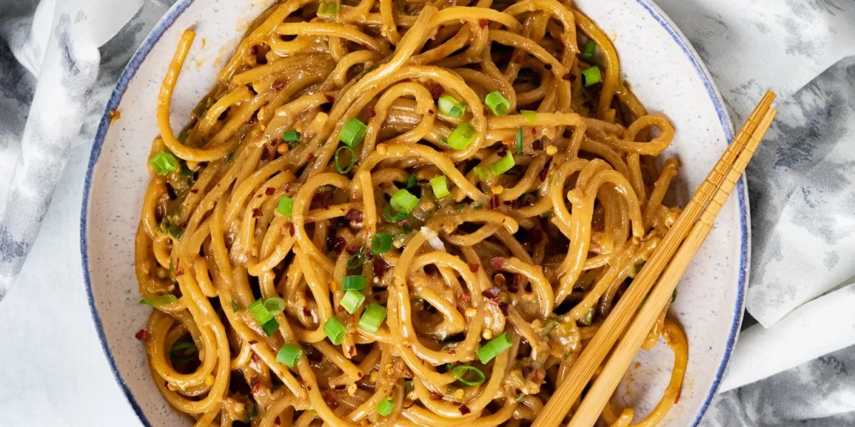 Vegane Knoblauch-Nudeln mit frischen Zutaten auf einem Teller