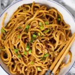 Vegane Knoblauch-Nudeln mit frischen Zutaten auf einem Teller