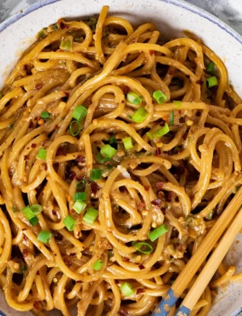 Vegane Knoblauch-Nudeln mit frischen Zutaten auf einem Teller