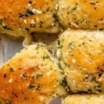 Vegane Knoblauch-Parmesan-Dinner-Rolls frisch gebacken