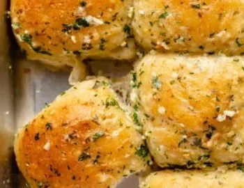 Vegane Knoblauch-Parmesan-Dinner-Rolls frisch gebacken