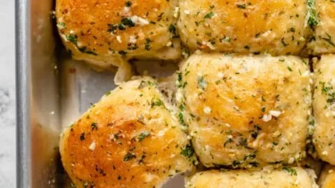 Vegane Knoblauch-Parmesan-Dinner-Rolls frisch gebacken