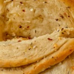 Veganes Knoblauch Pull Apart Brot frisch aus dem Ofen serviert