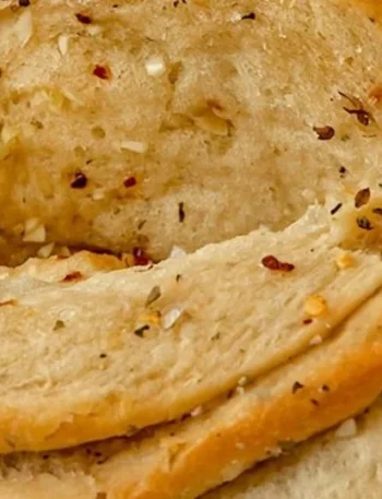Veganes Knoblauch Pull Apart Brot frisch aus dem Ofen serviert