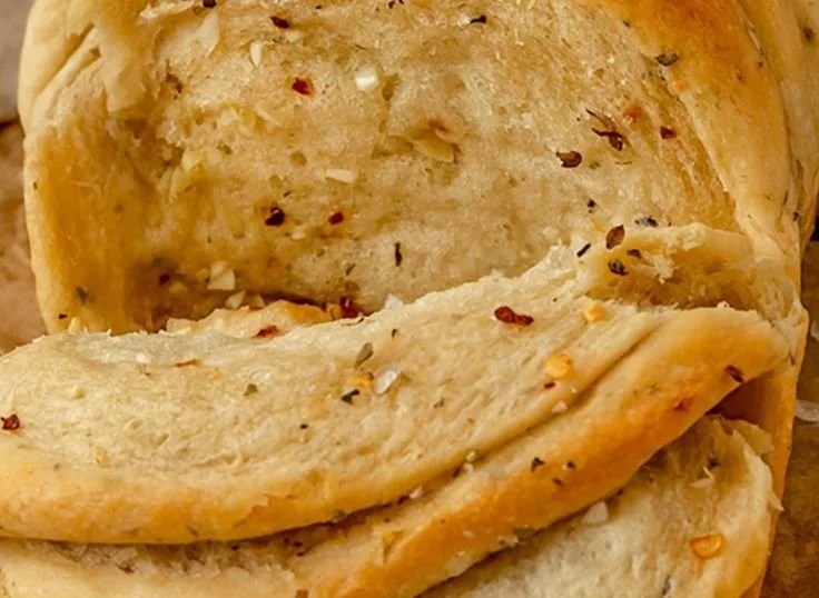 Veganes Knoblauch Pull Apart Brot frisch aus dem Ofen serviert