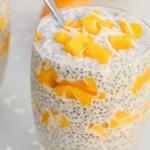 Veganes Mango Kokosnuss Chia Seed Parfait in einer Glasbehälter