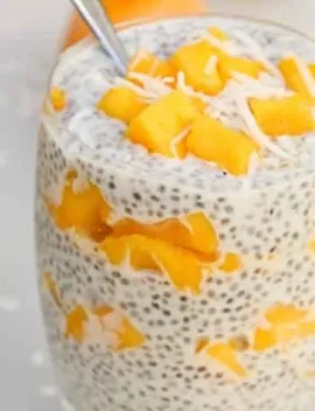 Veganes Mango Kokosnuss Chia Seed Parfait in einer Glasbehälter