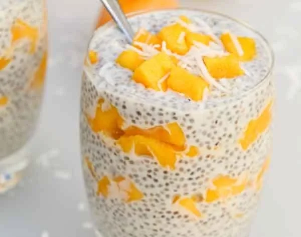 Veganes Mango Kokosnuss Chia Seed Parfait in einer Glasbehälter