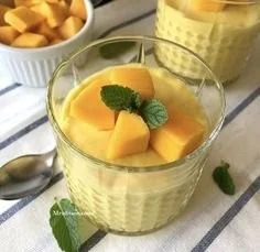 Vegane Mango-Mousse in einer Schüssel, dekoriert mit frischen Mangostreifen.