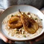 Schüssel mit veganem Porridge mit Früchten und Nüssen garniert