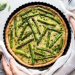Leckere vegane Quiche mit Gemüse und pflanzlichen Zutaten