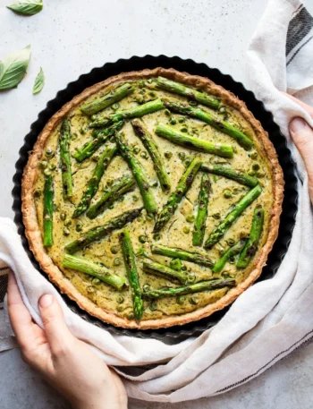 Leckere vegane Quiche mit Gemüse und pflanzlichen Zutaten